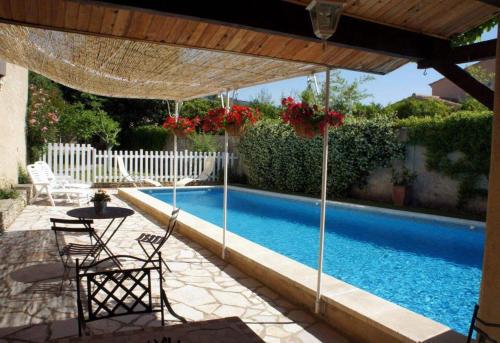 Piscina de la sau aproape de Holiday house for rent with private pool near Gordes - Luberon - Provence