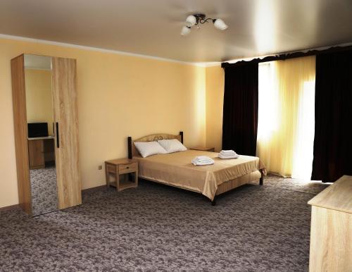 A bed or beds in a room at Отель на Садовой