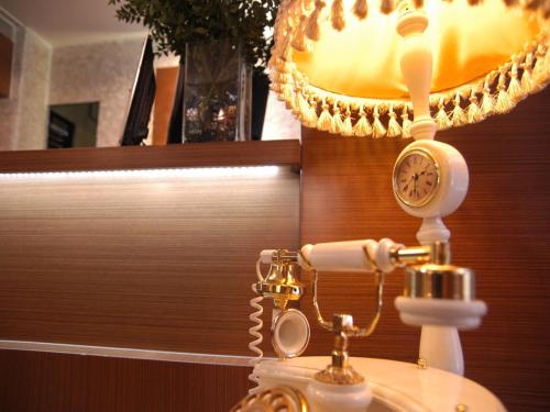 イスタンブールにあるマヤ ホテルのバスルームの洗面台の上に時計