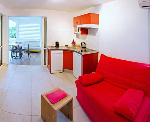 Kuchyň nebo kuchyňský kout v ubytování Majesty Palm Hôtel