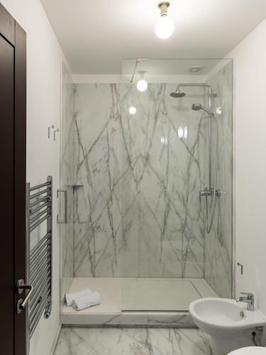 a bathroom with a shower and a sink at Casa de Santa Cruz in Felgar