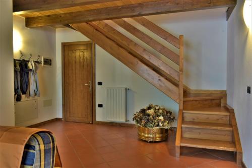 a room with a staircase and a basket of flowers at I Larici in Monclassico