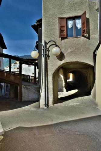 a street light on the side of a building at I Larici in Monclassico