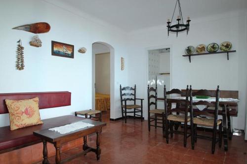 - un salon avec une table et une salle à manger dans l'établissement Estrella del Mar, à El Port de la Selva