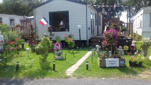 Κήπος έξω από το Camping Le Préjoly