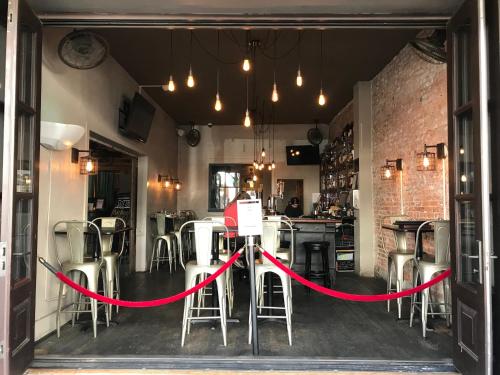 Un restaurante u otro lugar para comer en Hotel Sutter