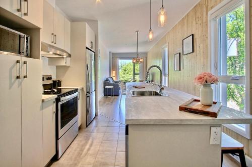 a kitchen with a sink and a counter at INITIAL - ARCHITECTE - Centre-Ville de Québec in Quebec City