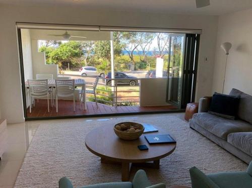 Ruang duduk di Camargue Beachfront Apartments