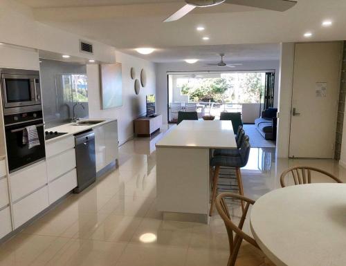 Dapur atau dapur kecil di Camargue Beachfront Apartments