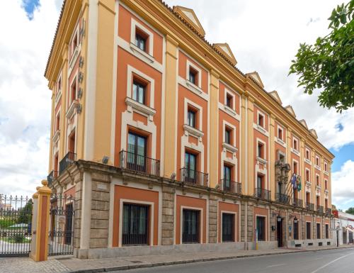 un grand bâtiment orange sur le côté d'une rue dans l'établissement Hotel Soho Boutique Jerez, à Jerez de la Frontera