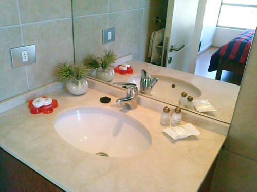 een badkamerbar met een wastafel en een spiegel bij Departamento 3 Norte in Viña del Mar