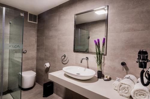 Ένα μπάνιο στο Hotel Viza