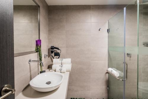 Ένα μπάνιο στο Hotel Viza