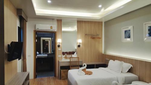 a hotel room with two beds and a swan on the bed at Simple Life Cliff View Resort in Koh Tao