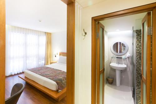Koupelna v ubytování Gumilang Regency Hotel