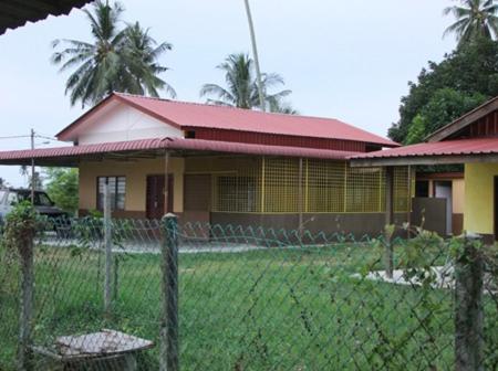a house with a fence in front of it at Homestay Zulaika Kota Aur in Kepala Batas