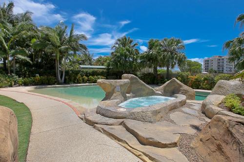Swimming pool sa o malapit sa The Mirage Resort Alexandra Headland