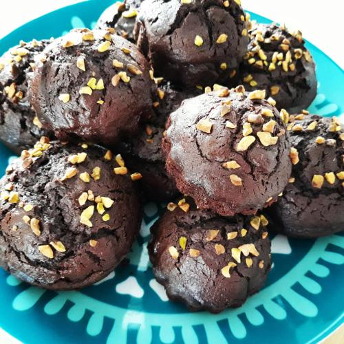 a pile of chocolate cookies on a blue plate at Anda e Rianda in Campi Bisenzio