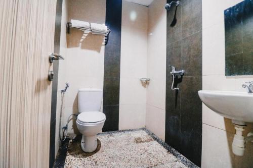 A bathroom at RedDoorz Plus near Sultan Hasanuddin Airport