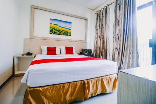 Ένα ή περισσότερα κρεβάτια σε δωμάτιο στο RedDoorz Plus near Sultan Hasanuddin Airport