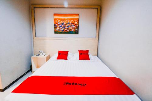 Ένα ή περισσότερα κρεβάτια σε δωμάτιο στο RedDoorz Plus near Sultan Hasanuddin Airport