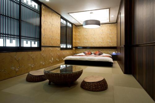 a bedroom with a bed and a table and a coffee table at Jaguar Hotel Arima (Adult Only) in Kobe