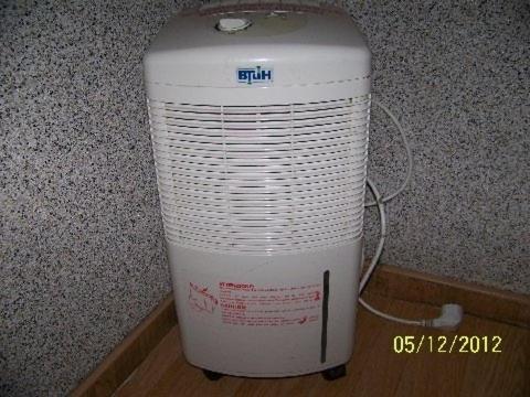 a white heater sitting on the floor next to a wall at Pension Strohbach in Sebnitz