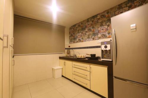 una cucina con frigorifero e piano di lavoro di Platinum Homestay a Batu Caves