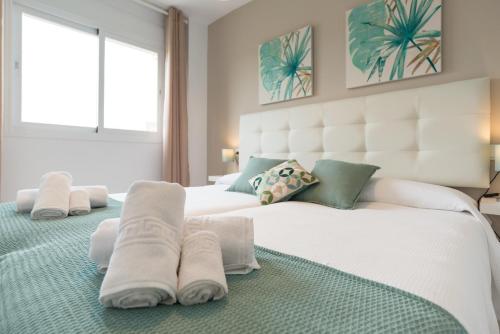 Un ou plusieurs lits dans un hébergement de l'établissement Stunning Spacious City Apartment with free parking