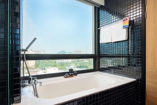 Ein Badezimmer in der Unterkunft G Hotel Gurney