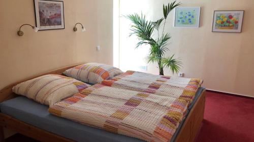 Una cama con edredón en un dormitorio en Ferienwohnung Moin, en Kiel