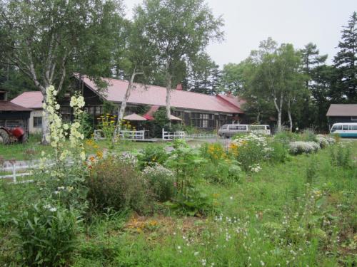 a garden with flowers in front of a house at Boken Kazoku in Kutchan