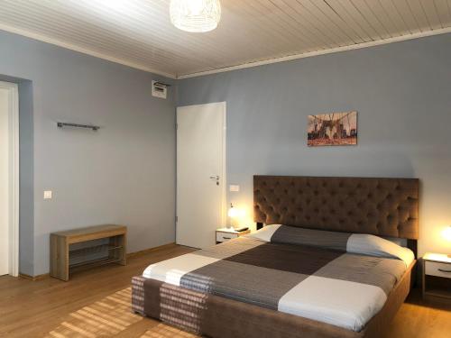 Postel nebo postele na pokoji v ubytování White Crow House