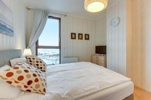 グディニャにあるThe Marine Plaza - Sea Towersのベッドルーム(大きな白いベッド1台、窓付)