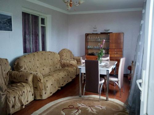 uma sala de estar com um sofá e uma mesa em wine valley em Udabno
