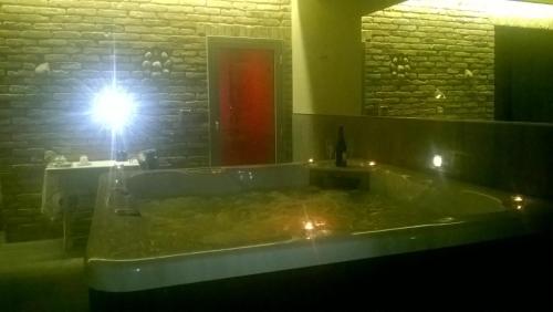 um fotógrafo a tirar uma foto de uma banheira na casa de banho em agriturismo Piccolo Albero em Loreto Aprutino