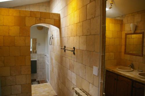 ein Bad mit einem Waschbecken und einem Spiegel in der Unterkunft Mas au Cœur de La Provence & SPA in Saint-Cannat