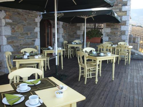 Reštaurácia alebo iné gastronomické zariadenie v ubytovaní Porto Mani Suites