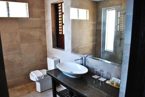 un baño con lavabo y espejo en Altamare Dive and Leisure Resort Anilao, en Mabini