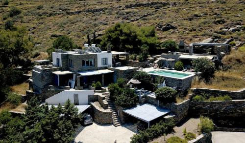 uma vista aérea de uma casa com piscina em Aigaion House em Otziás