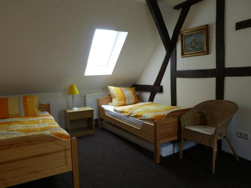 a bedroom with two twin beds and a window at Bleckmanns Hof in Werne an der Lippe