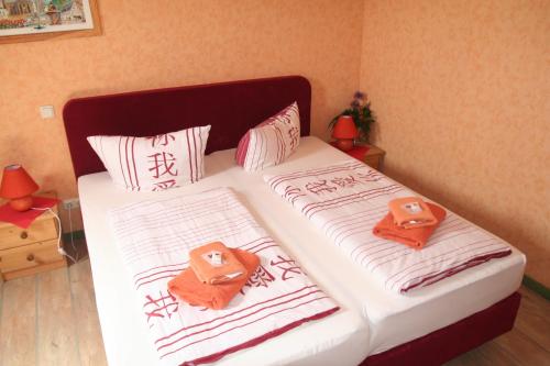 Una cama o camas en una habitación de Pension Haus Saarland