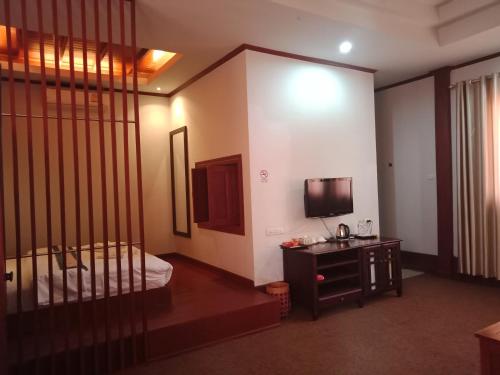 Televízia a/alebo spoločenská miestnosť v ubytovaní Charming Lao Hotel