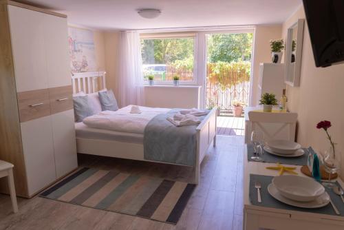 Ένα ή περισσότερα κρεβάτια σε δωμάτιο στο Apartamenty Przystań