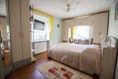 Кровать или кровати в номере Žvejo namas
