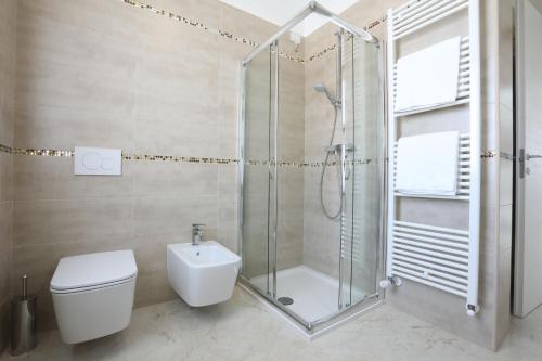 a bathroom with a shower and a toilet and a sink at Casa San Valentino in Bussolengo