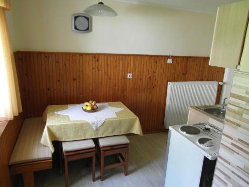einen kleinen Tisch in einer Küche mit einem Tisch und Stühlen in der Unterkunft Apartma Pr Martin in Begunje