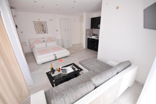 Gallery image of Villa Medusa Apartments in Dobra Voda