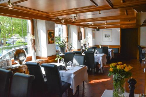 ein Restaurant mit Tischen und Stühlen in einem Zimmer in der Unterkunft Hotel-Restaurant Kölbl in Enkenbach-Alsenborn