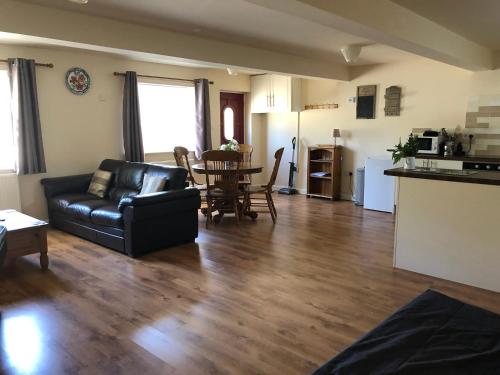 A seating area at Studio Apartment Fir Trees 